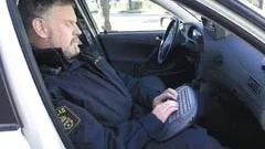 Den så kallade mobasa-bilen är bland annat utrustad med ett mobilt datasystem som gör att polisen står i direkt kontakt med bilregistret och polisen register. Den nya tekniken underlättar mycket i det dagliga polisarbetet, anser närpolisen Jörgen Knapasjö.
FOTO: JANNE FORSBY