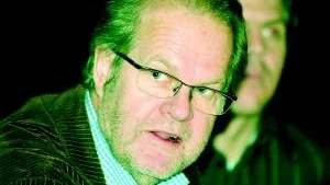 Inspirerad av danskar. Kjell-Åke Andersson har regisserat och arbetat med lättrörlig kamera i befintliga miljöer. Inspirerad av senare dansk film, säger han.