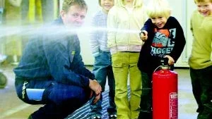 Simon Hussmo prövar att släcka elden med en vattensläckare. Roligt men inte helt lätt att träffa rätt. Brandmannen Conny Harrysson hjälpte till där det behövdes.
FOTO: TITTI OLOVSSON