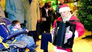 Herlog Gustafsson och hans kollegor i Bälgadraget bjöd på stämningsfull julmusik i varuhusen i city under helgen. Här har Herlog gått ner på barnens nivå för en stund.
FOTO: JANNE FORSBY