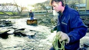 Även ett gammalt badkar dök upp på botten i Hästskodammen. Här tas det om hand vid gårdagens "årensning" av Kenneth Israelsson och Samir från föreningen Cityfiske. 
FOTO: ROBERT SVENSSON