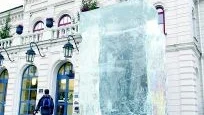 För första gången har Norrköpings kommun i år även placerat ut några pampiga isblock framför Centralstationen. Men i dessa besparingstider kanske det är både första och sista gången som isen syns på den här platsen...