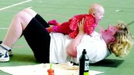 Att göra som Ann-Marie Vind och ha dottern Jensine på magen när man gör sit ups ger extra styrka.
FOTO: TITTI OLOVSSON