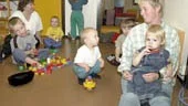 Förra året fick Gullvivans förskola tillfälligt stänga en avdelning på grund av att efterfrågan på barnomsorgsplatser minskat. Nu är de båda avdelningarna åter fyllda. Här leker Mårten Holmgren-Wall, Lena Holm, Samuel Segelström, Robin Lindholm, Emil Carlsson, Maud Andersson och Marcus Nilsson tillsammans.
FOTO: TITTI OLVOSSON