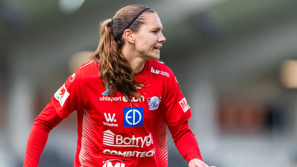 
"Jag tycker fortfarande att jag bidrar, utvecklas och blir bättre. Fotboll är väldigt roligt, men jag har inte fattat något beslut om framtiden så", säger Emma Lennartsson.