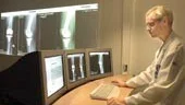 Stig Igelström har startat Finspångs första körkortsutbildning för EU-mopedister.
FOTO: TITTI OLOVSSON