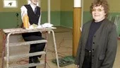 Inte kan man ana att den nya föreningslokalen Lore i Lotorp har varit en Konsumbutik. Efter åtskilliga frivilligarbetade timmar kan Inger och Petter Kans och Framtidsgruppen i Lotorp på söndag låta landshövding Björn Eriksson klippa invigningsbandet.
FOTO: TITTI OLOVSSON