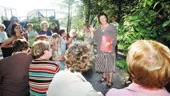 Kajsa Althén menar att trädgårdar i vanlig mening inte är de enda trädgårdarna. En trädgård är en anläggning som människor har skapat i naturen. Det kan vara en äng eller som här en park.
FOTO: CAMILLA JOHANSSON