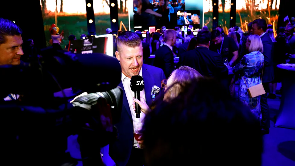 Linus Bylund (SD) utövar journalistrugby.