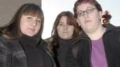 Våga visa vad man tycker, det tycker Helena Silano, Hanna Styrbjörn och Anna Tranquist från Ung vänster är viktigt. En chans att visa det ges på fredag då Ung vänster ordnar en manifestation mot rasism och främlingsfientlighet.
FOTO: TITTI OLOVSSON