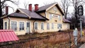 Fiskeby station från 1873 kanske snart är ett minne blott. I alla fall har ägaren, Jernhusen AB, begärt att få riva både järnvägsstationen och de fyra hus som finns runt omkring stationen.
FOTO: ANITA KJELLBERG