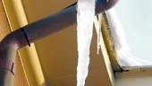Nu är det hög tid att börja se upp för hängande istappar från taken i centrala Norrköping. Många fastighetsskötare är dock bra på att sätta upp varnande snedställda hinder under tapparna, men inte alla...	
FOTO: ANITA KJELLBERG