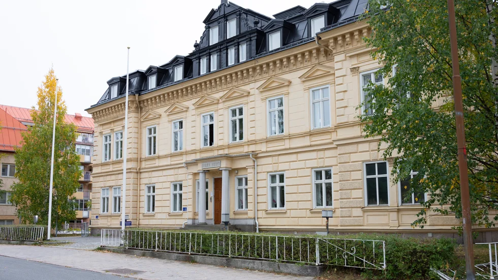 Här ska nya solceller monteras på taket.