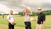 Mellan regnskurarna fick PO Edberg, Thomas Johansson och Patrik Randmaäe göra så gott de kunde för att ta en plats i landslaget i modellflyg.
FOTO: GUNNAR JOHANSSON