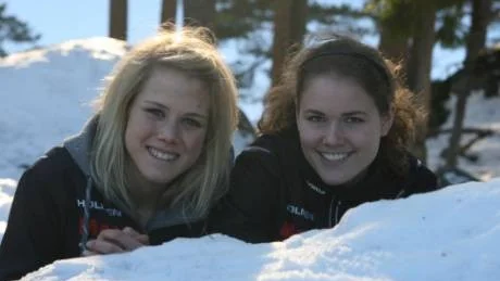 Som två vårblommor dyker Anna Segersson, till vänster och Kristin Löfgren upp ur snön och förgyller OK Kolmårdens rabatt av elittjejer i Måsenstafetten.  Foto: Nils Sjödin