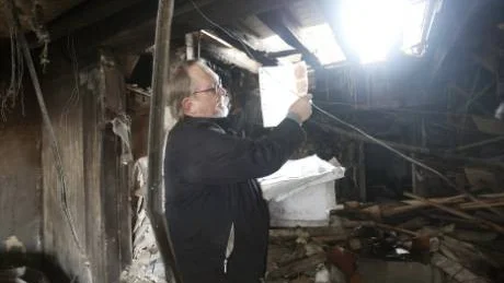 Leif Carlsbecker hade kvar sitt arkiv med fotonegativ från 1965. "Man slänger inte negativ", säger han när han ser efter om några finns kvar.
