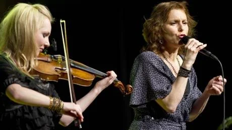 Helen Sjöholm bjöd på träffsäkra tolkningar av Billy Joel. Här med hjälp av violinisten Hanna Helgegren.Foto: Niclas Sandberg