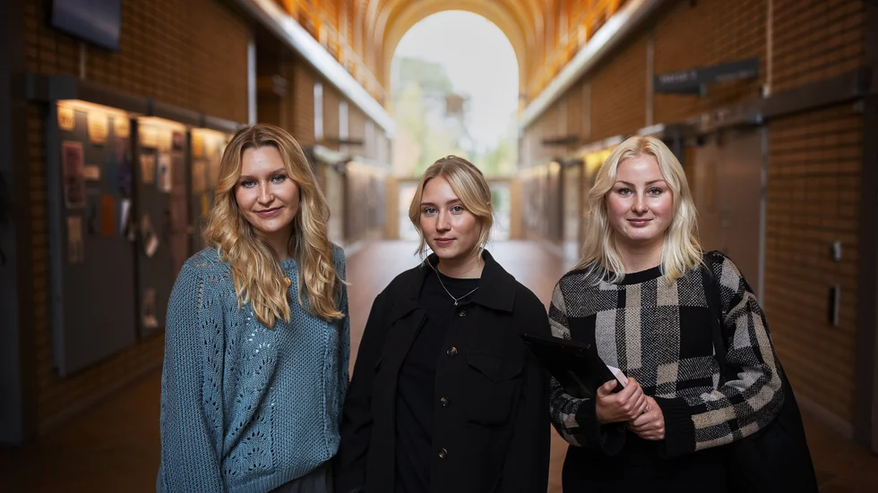 Agnes Wiik,  Ebba Hellberg och Jessica Grafström är nyblivna klasskompisar på Uppsala universitet. De beskriver en bostadsmarknad där det gäller att alltid hänga med.  