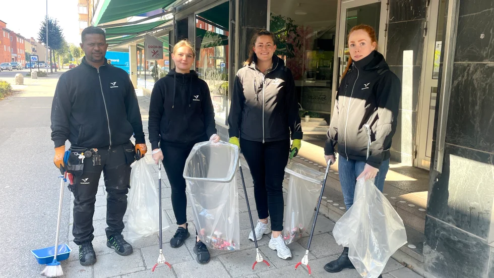 Personalen på Victoriahem var med och plockade skräp. Från vänster: Abdalla Salih, Alma Hasukic, Hanna Rudström och Julia Edlund. 
