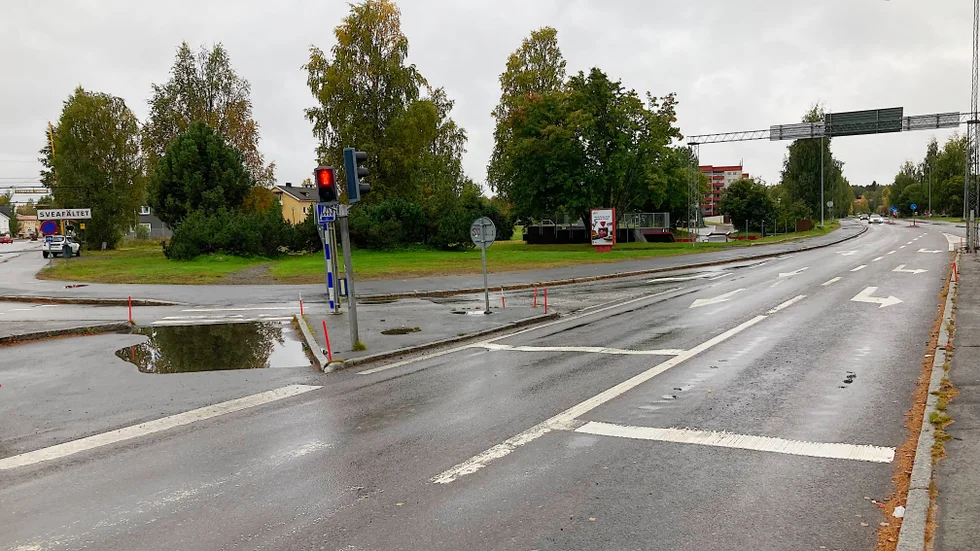 Här bakom björkdungen ska OK/Q8 bygga en ny bränslestation i anslutning till trafikkorsningen "Röda Torget". Nu har fullmäktige klubbat planen så byggandet kan börja. Även ett nytt höghus bakom stationen finns med i samma plan.