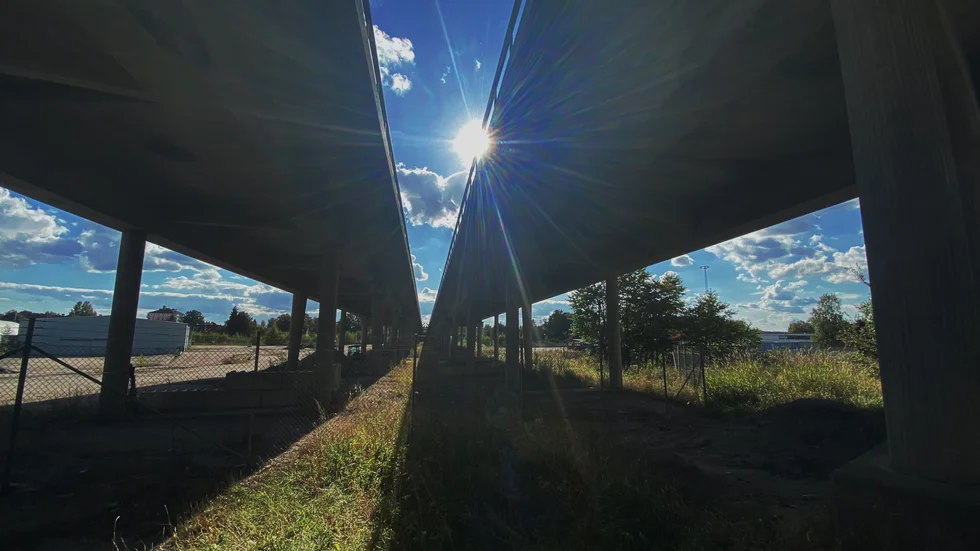 Intill motorvägar är det olämpligt att odla. Främst för att byggnadsmaterialet kan innehålla gifter men även från biltrafiken, enligt Länsstyrelsen.
