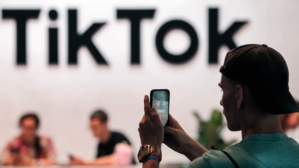 TikTok är många barns och ungdomars favoritapp, och de kan tillbringa timmar med att kolla på videor på plattformen.  Nästan hälften av barnen i Sverige mellan 12–15 år använder Tiktok dagligen, enligt undersökningen "Svenskarna och internet 2020".