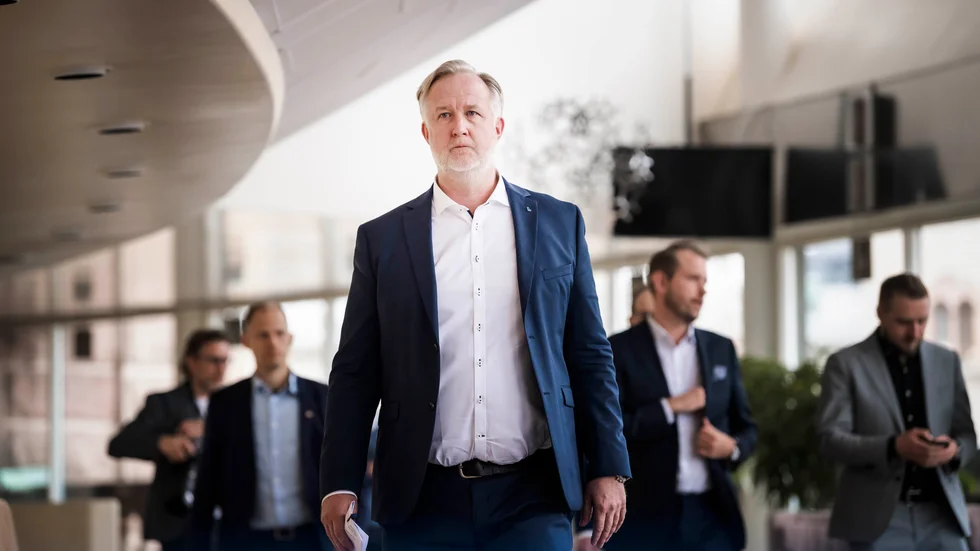 "Hur många jobb anser arbetsmarknadsministern att en vanlig människa ska ha för att klara av ekonomin? Då vad man tjänar på sitt arbete tydligen inte är av vikt enligt honom så länge man har ett jobb att gå till".