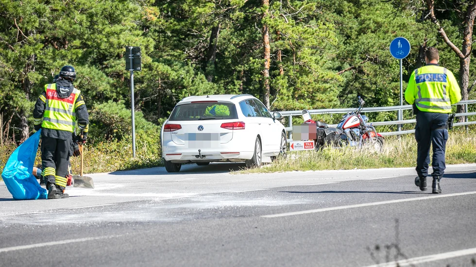 Den 11 augusti krockade en vänstersvängande bil med två motorcyklister i den farliga korsningen.