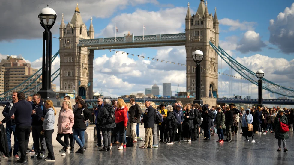 Kön för att få ta farväl av drottning Elizabeth, här vid Tower Bridge under fredagen.