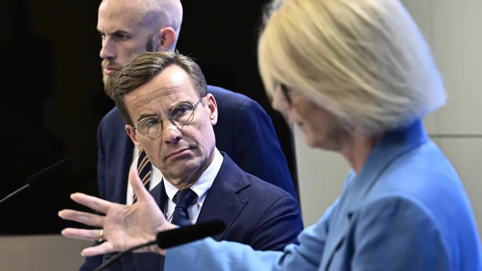 Mycket är ännu oklart om det utlovade högkostnadsskyddet. Moderaternas energipolitiske talesperson Carl-Oskar Bohlin, partiledaren Ulf Kristersson och ekonomisk-politiska talesperson Elisabeth Svantesson. Arkivbild.