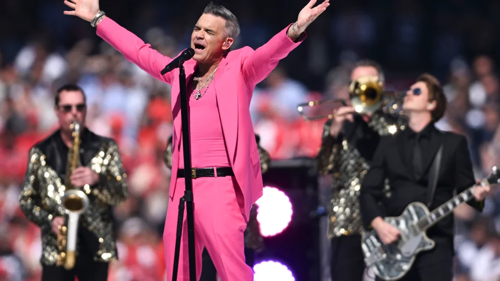 Robbie Williams sjöng "You're the voice" för att hylla John Farnham.