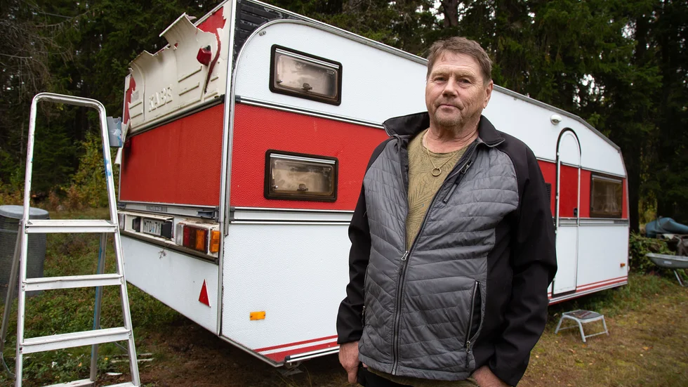 Det tog ett närmare  ett år innan Piteå kommun flyttade den vindfällda gran som vid en höststorm i oktober i fjol ramlade över Gunnar Petterssons husvagn.