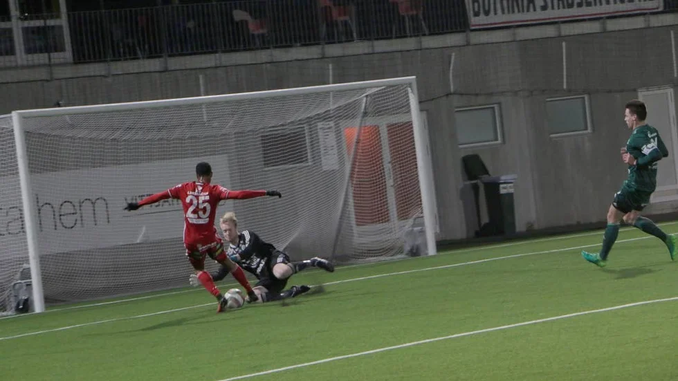 NÄRA. Kraig Rochester hade Piteås bästa chans mot Bodens BK. ”Men jag fick bollen för långt ifrån mig”, sa han.