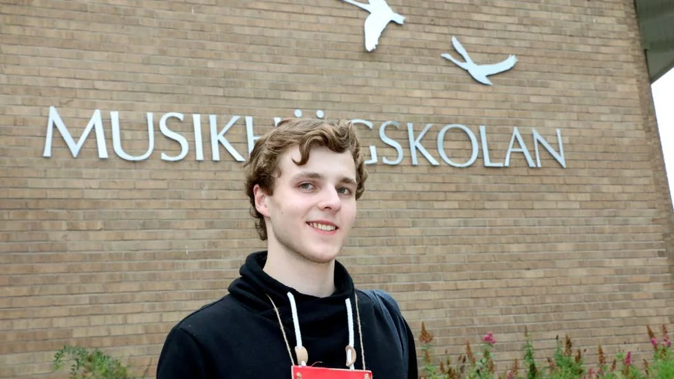 SKRIVER. "Jag har skrivit mig i Piteå. Jag ska ju vara här i tre år", säger Emil Wallin från Gnosjö. Nu börjar han plugga  till ljudtekniker vid LTU.