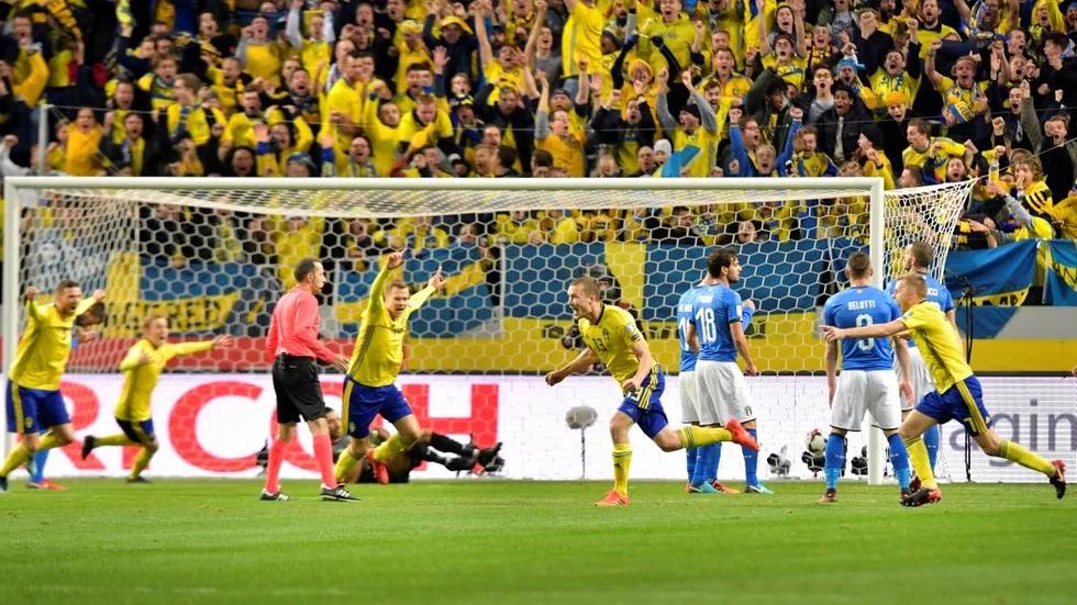 STOCKHOLM 20171110
Sveriges Jakob Johansson (13, mitten) jublar med lagkamraterna efter 1-0 under fredagens VM-kvalmatch i fotboll mellan Sverige och Italien på Friends Arena.
Foto: Anders Wiklund / TT / kod 10040