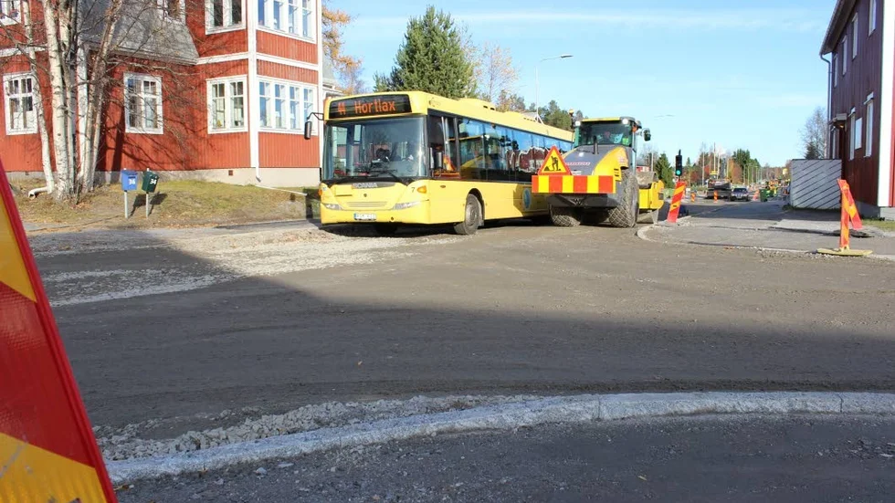 Trångt. Under vägarbetet har många föräldrar börjat köra in på busshållplatsen. Trafikfarligt i vanliga fall, ännu värre när föräldrarna inte orkar skrapa sina rutor ordentligt, menar bussbolaget.