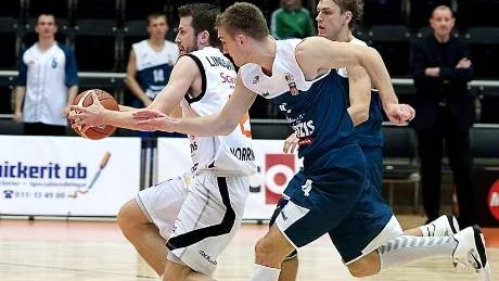 Mikael Lindquist gjorde en hygglig insats men hade inte marginalerna med sig mot Nevesis i går. Dolphins föll med 84-85.