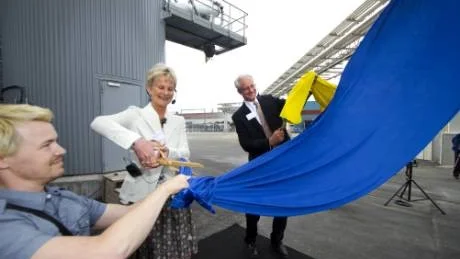 Landshövding Elisabeth Nilsson hjälpte Fiskeby Boards ägare Jeffrey Coors att inviga Fiskebys nya anläggning den 8 juni. Vilka var där och vilka var inte? Och hur betydande var representanterna från kommunen? Mathias Sundin anklagar kommunledningen i Norrköping för att ha nonchalerat tillställningen.Foto: Niclas Sandberg