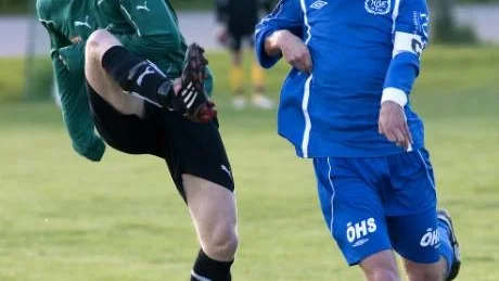 Jonas Lundmark, till höger, och hans Hagahöjden hade en lyckosamkväll på Himmelstalundsfältet. Haga besegrade Linghem med 2-0. Jonas nätade två gånger om.  Foto: Titti Olovsson