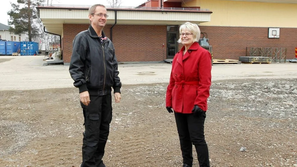 Tomas Egmark och Helena Öhlund ser hoppfullt fram emot nya lokaler. ”Om det blir där gymnastikhallen står eller på andra sidan, det är för tidigt att säga”, säger Tomas Egmark.