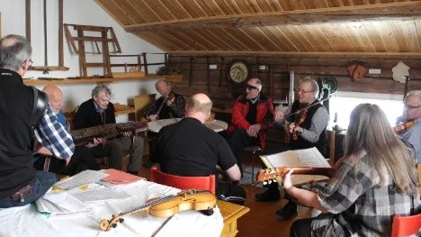 I övre våningen i hembygdsgården spelades det genuin folkmusik av fiol- och nyckelharpsspelare.