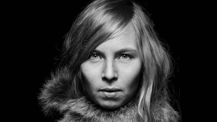 Sofia Jannok håller konsert på torget under Silverfestivalen i juli.