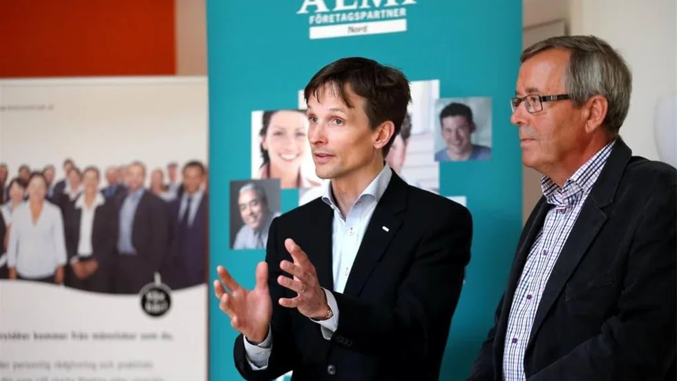 Niklas Jonsson tar över vd-jobbet i Almi Företagspartner Nord. Vid hans sida styrelseordförande Folke Spegel.