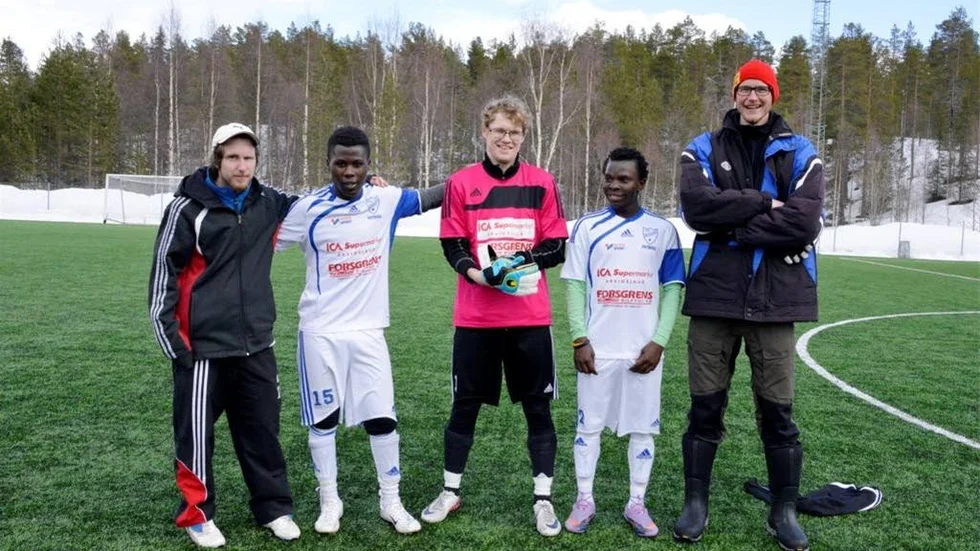 IFK Arvidsjaur är lite osäker på sin status, men siktar på utveckling och på en bra höst. Tränarna Christian Karlsson t.v. och Samuel Lindmark t.h. med tre av lagets nytillkomna spelare Josemah Musisi, Dennis Nyström och Habbisson Tamale.