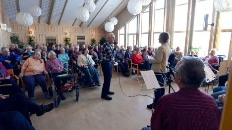 Fullt hus på äldredagen i Arjeplog. Lasse Lundqvist passade på att ställa frågor till kommunalrådet Britta Flinkfeldt Jansson