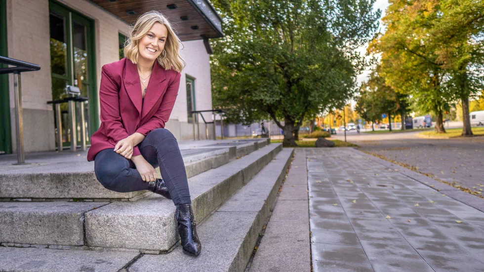 Mathilde Stavehaug berättar att hon och regissör Anders Stark måste vara redo att in i sista sekund kunna ändra i manus ifall det händer någonting i Eskilstuna eller världen som bara måste kommenteras under nyårsrevyn. Inte en lätt uppgift, men Stavehaug gillar utmaningen.