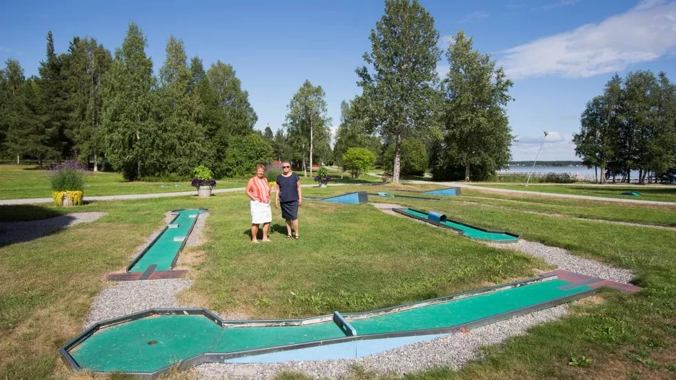 Gunilla Berglund och Evy Sjöberg blev besvikna när de cyklade in till Piteå och upptäckte att minigolfbanan var stängd.