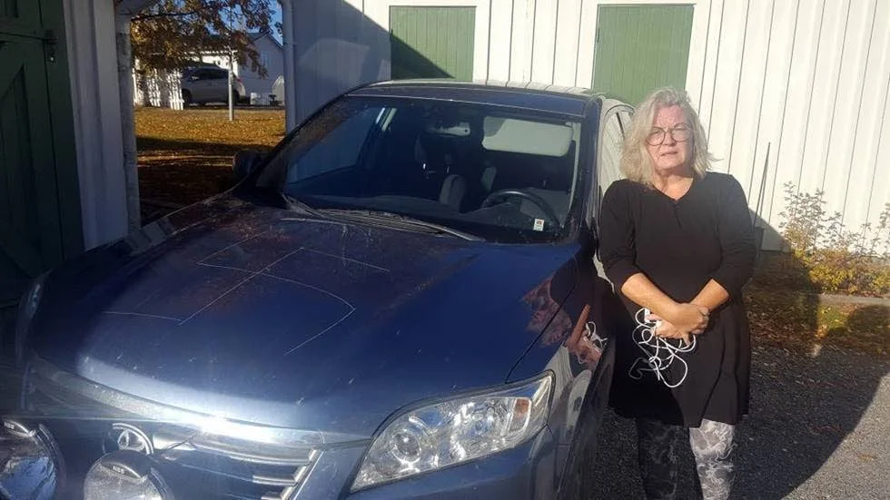 När Berit Lundqvist kom hem efter att ha handlat upptäckte hon att ett stort hakkors var inristat på hennes motorhuv.