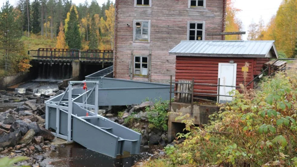 I det lilla röda huset snurrar turbinen som i vintras visade sig sakna giltigt tillstånd.