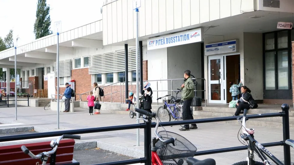 Mannen i 40-årsåldern lyckades med sparkar få loss en myntautomat på Busstationen i Piteå. Nu åtalas mannen.
